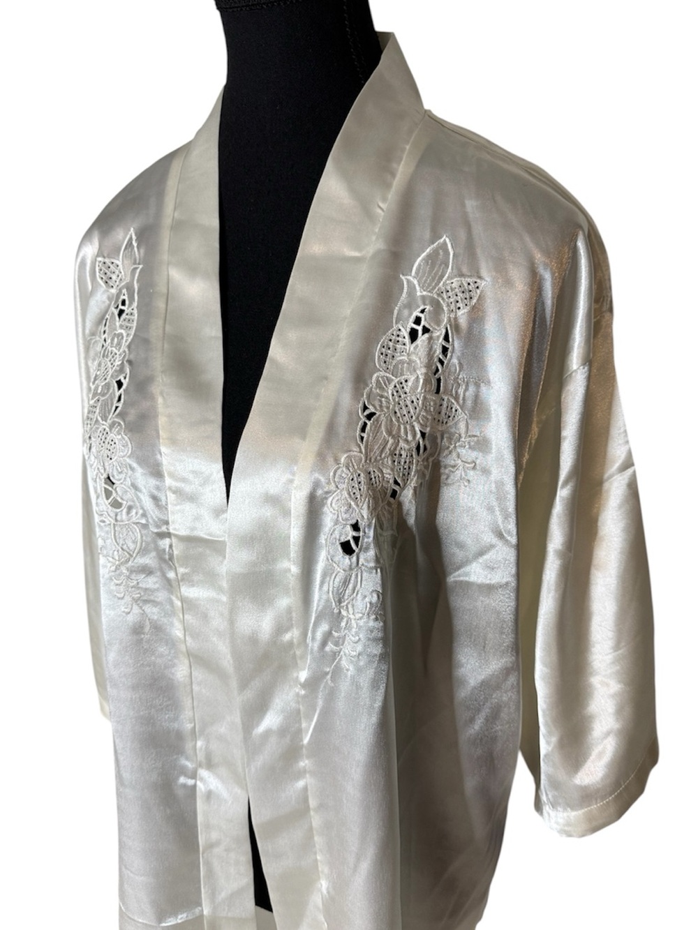 KAITONG Ivory Cream Satin Silk Kimono Robe Housecoat Floral Aplique One Size